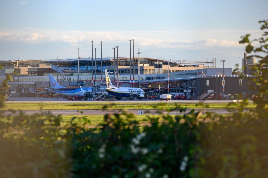 Zwei Flugzeuge stehen vor einem Terminal des Hamburger Flughafens.