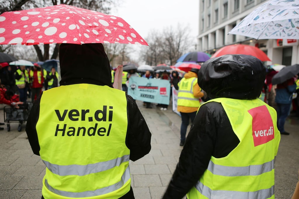 Im festgefahrenen Tarifstreit des Einzelhandels hat die Gewerkschaft Verdi Beschäftigte bundesweit zu Warnstreiks aufgerufen.