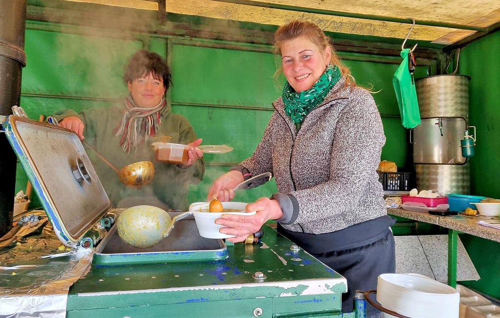 Jenny Ramm (links) und Kathrin Pantel sind die Köchinnen im „Rollenen Suppentopf“ Havelberg.
