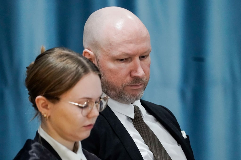 Anders Behring Breivik und seine Anwältin während einer Gerichtsverhandlung.