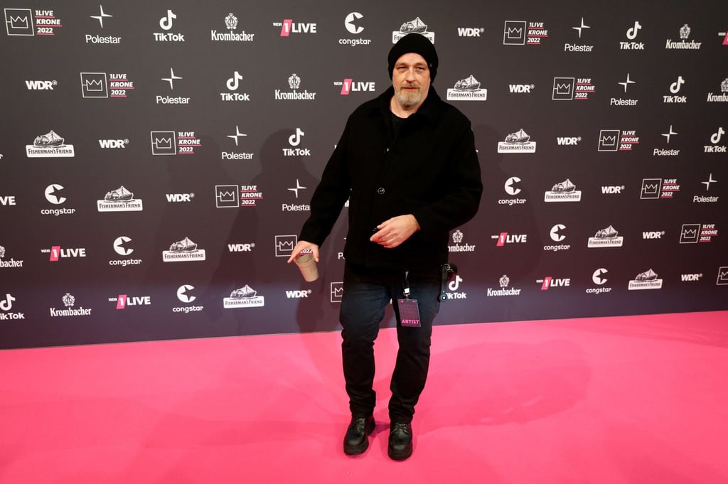 Der Komiker Torsten Sträter kommt über den Roten Teppich zur Verleihung der 1Live Krone.