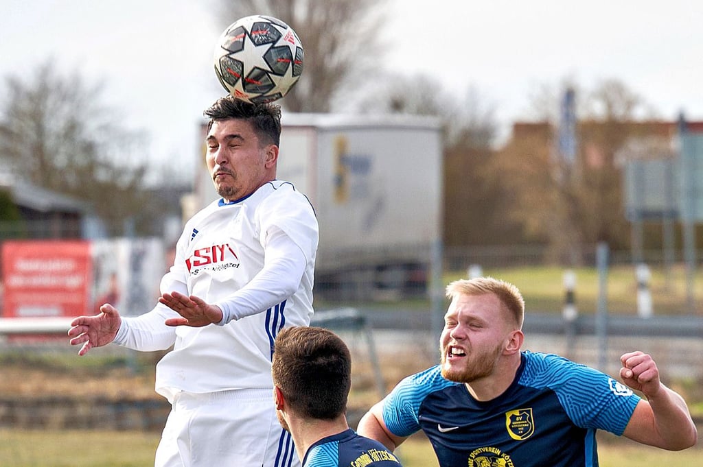 Joao Carlos Dos Prazeres Pires (l.) - hier im Testspiel gegen Germania Kötzschau - empfängt mit dem FC RSK Freyburg morgen im Jahnsportpark den Tabellenletzten der hiesigen Landesklasse-Staffel, Einheit Halle.