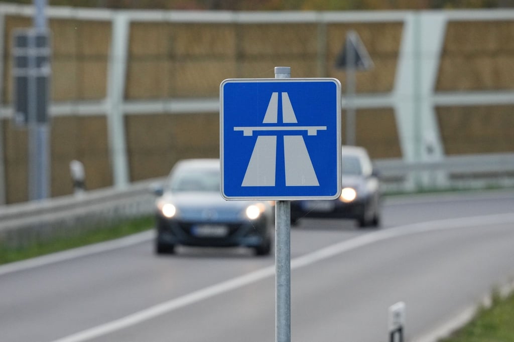 Ein blau-weisses Schild weist auf den Beginn der Autobahn hin.