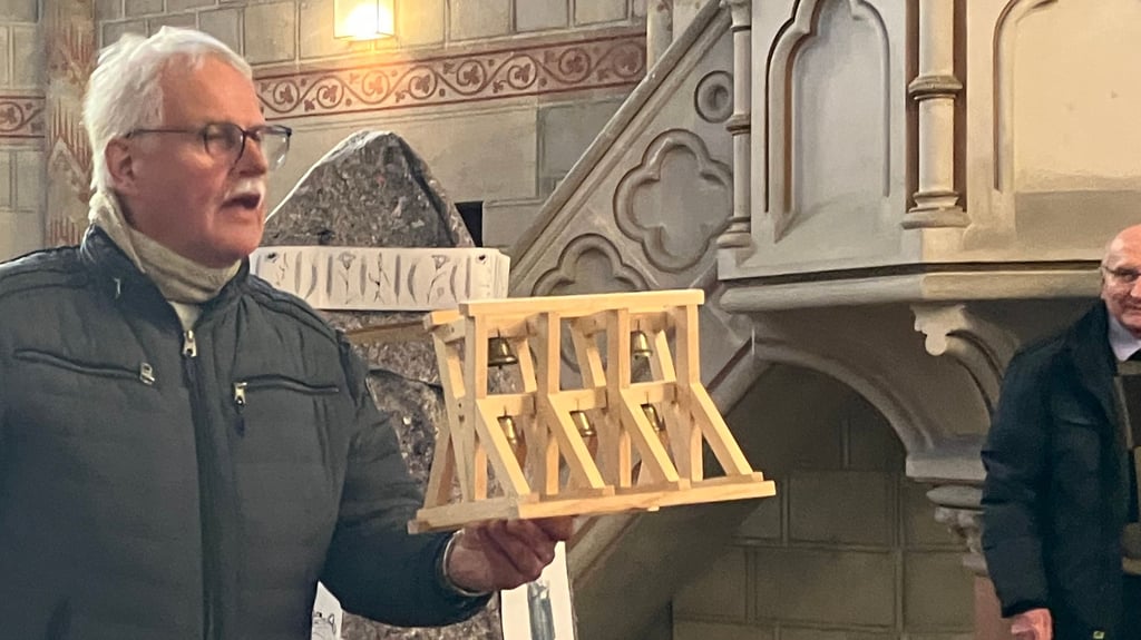 Architekt Gerd Srocke erklärt, wie der zukünftige Glockenstuhl aufgebaut sein soll.