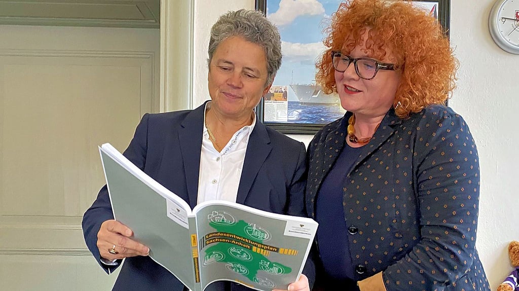 Ministerin Lydia Hüskens und Gardelegens Bürgermeisterin Mandy Schumacher mit dem Entwurf des Landesentwicklungsplanes.