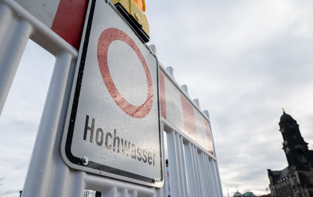 Ein Schild an einer Absperrung warnt vor Hochwasser in der Altstadt.