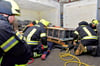 Um die Rettung einer Person zu üben, wurde angenommen, dass ein schweres Bauteil auf einen Mitarbeiter gestürzt war. Die Feuerwehrleute hatten nun die Aufgabe, das 1000 Kilogramm schwere Teil anzuheben. 