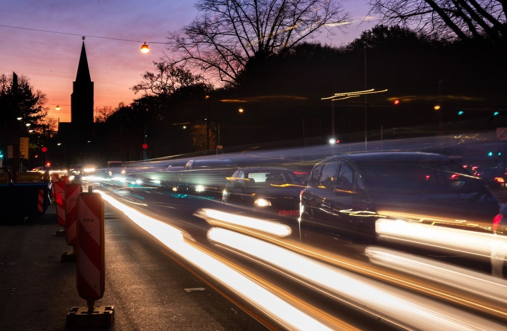 Autos fahren stadteinwärts in die Landeshauptstadt.