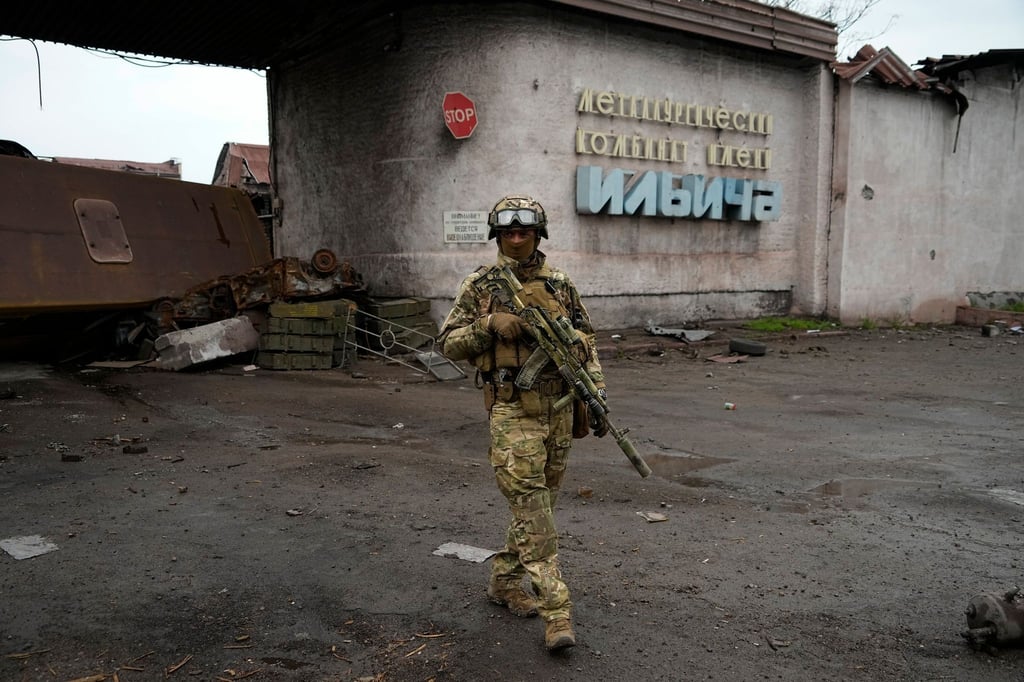 Ein russischer Soldat patrouilliert durch einen zerstörten Bereich des Iljitsch Eisen- und Stahlwerks Mariupol.