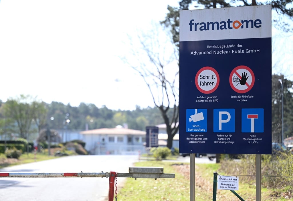 Der Blick auf ein Zugangstor des Werks der Framatome - Advanced Nuclear Fuels GmbH.