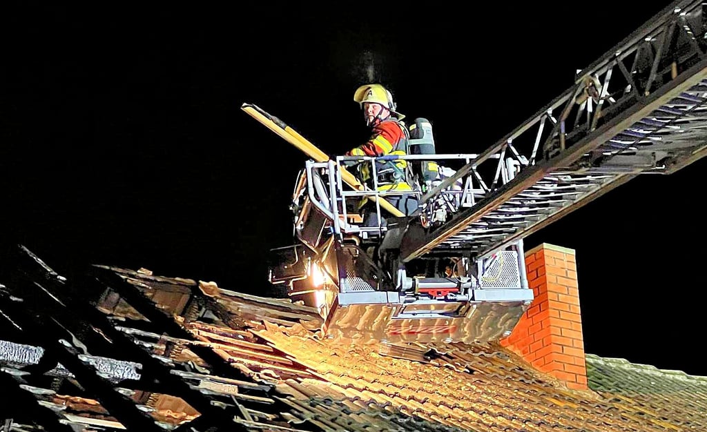 Die eigentlichen Löscharbeiten waren schnell beendet. Danach hatte die Feuerwehr noch etliche Stunden mit den Nachlöscharbeiten zu tun.