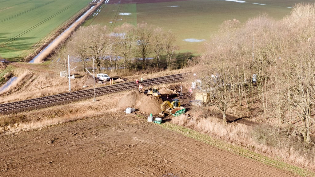 Am einstigen Bahnübergang der alten Kreisstraße zwischen Purzien und Gerbisbach wird eine der beiden Heißläuferortungsanlagen gebaut.