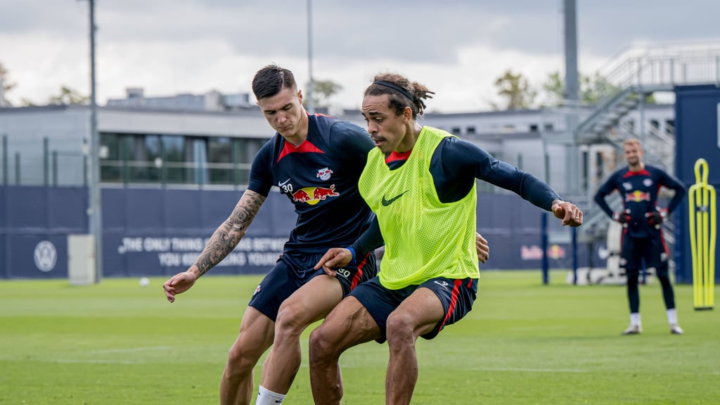 Haben laut RB-Coach Marco Rose einen kameradschaftlichen Draht zueinander: die Sturm-Konkurrenten Sesko (l.) und Poulsen
