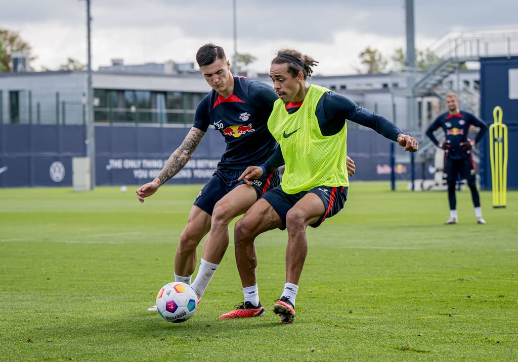 Haben laut RB-Coach Marco Rose einen kameradschaftlichen Draht zueinander: die Sturm-Konkurrenten Sesko (l.) und Poulsen