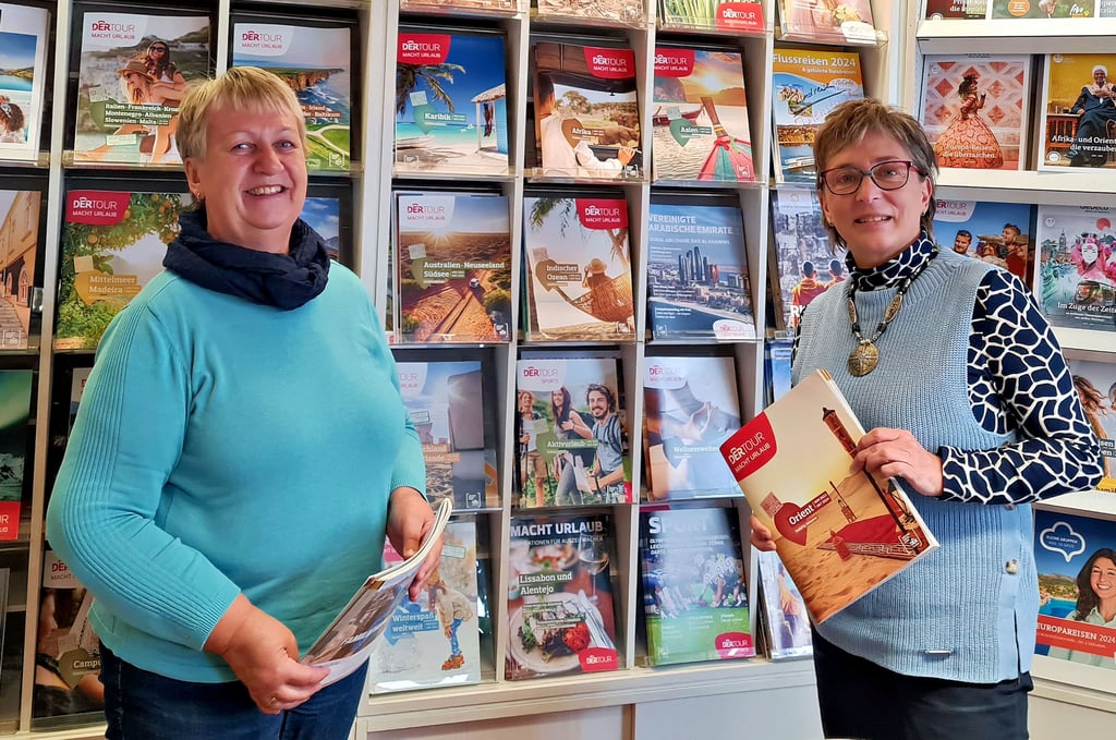 Ingrid Stieger (l.) und Angela Hoffmann stehen den Kunden des Reisecenter Zeitz mit Rat und Tat zur Seite.