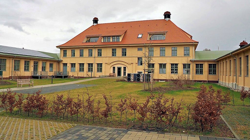 Die einstige Betonfläche im Hof ist zu einer Grünfläche umgestaltet worden.
