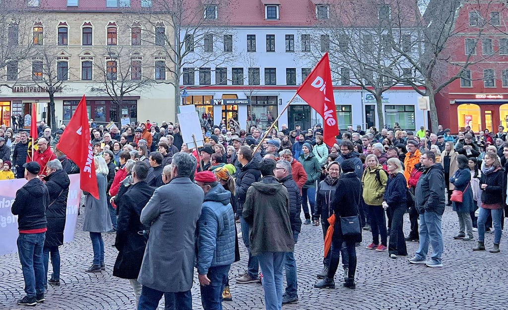 Zahlreiche Menschen zeigten auf dem Bitterfelder Marktplatz Gesicht für Demokratie, Toleranz und Menschlichkeit.