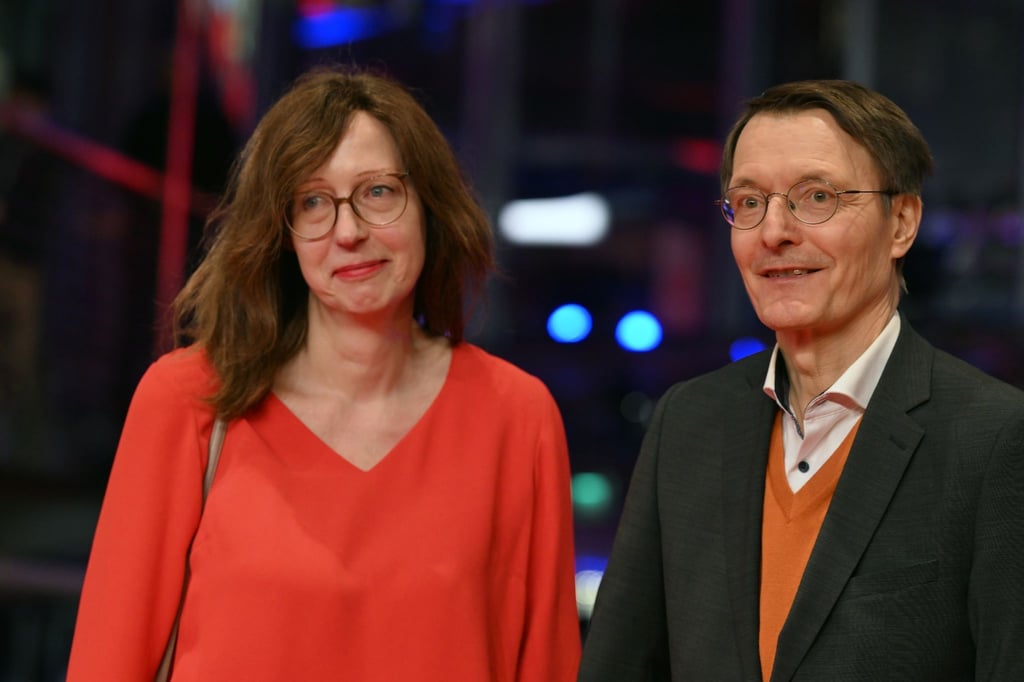 Karl Lauterbach geht mit seiner Freundin, der Journalistin Elisabeth Niejahr, über den Roten Teppich.
