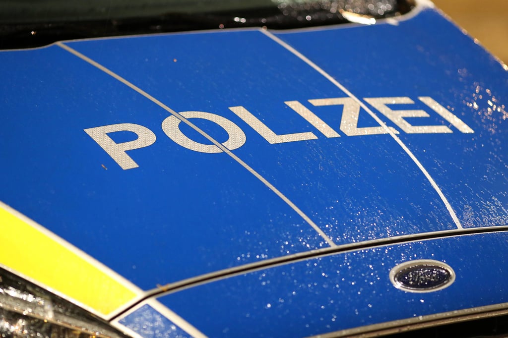 Nach einem Bankraub in Mücheln im Saalekreis ist der Täter noch immer auf freiem Fuß. Die Polizei berichtet von einem maskierten Mann und bittet um Mithilfe bei der Suche.