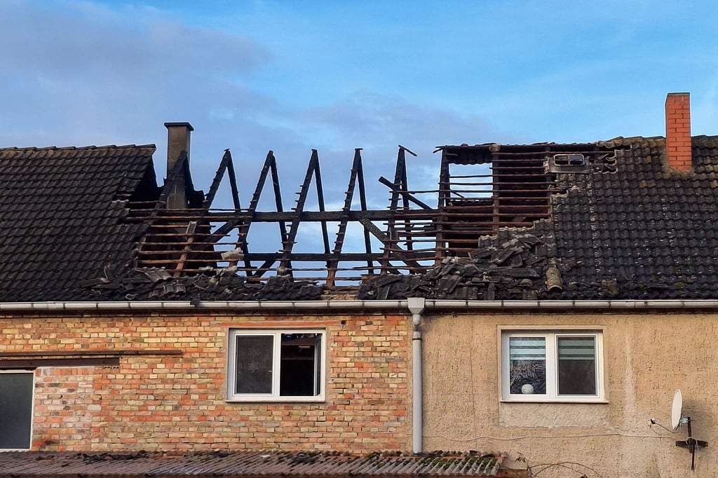 Vom Nebengelass eines Zweiseitenhofes in Kleinzerbst hat sich am frühen Freitagmorgen ein Feuer auf den Wohnbereich einer Familie ausgebreitet - das Gebäude ist derzeit unbewohnbar.