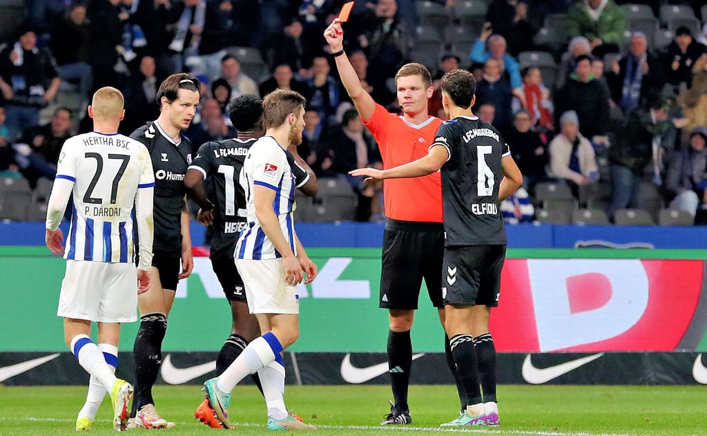 Daniel Elfadli versuchte Schiedsrichter Florian Exner noch umzustimmen. Doch seine Entscheidung stand fest: Rot für Jean Hugonet (2. v. l.). Ab der 37. Minute musste der FCM in Unterzahl kämpfen – und verlor den Kampf.