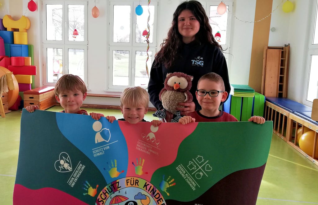 Zu Gast in der Kita Tröglitz: Bildungsreferentin Raina Ivanova spricht mit Willi, Benedikt, Till und den anderen über Kinderrechte.