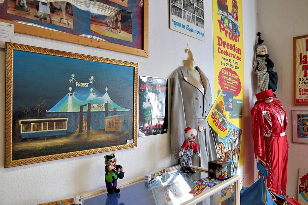 In einem Raum des Circusmuseums sind verschiedene Exponate aus dem Zirkus Probst versammelt.