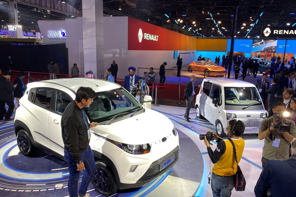 Der indische Hersteller Mahindra zeigt 2020 auf einer Messe das E-Auto E-Kuv100 (l.).