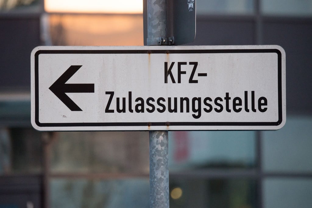Ein Schild weist zur KFZ-Zulassungsstelle.