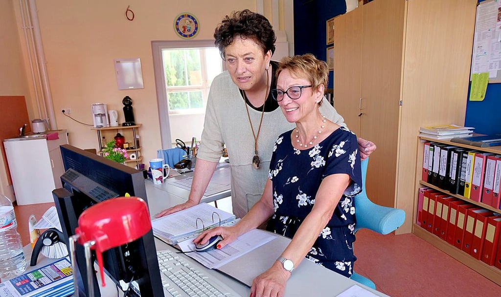 Die Sekretärin an ihrem Arbeitsplatz in der Grundschule Seyda. Chefin Ingrid Mehlhorn (links) geht zum Ende des Schuljahres in den Ruhestand.