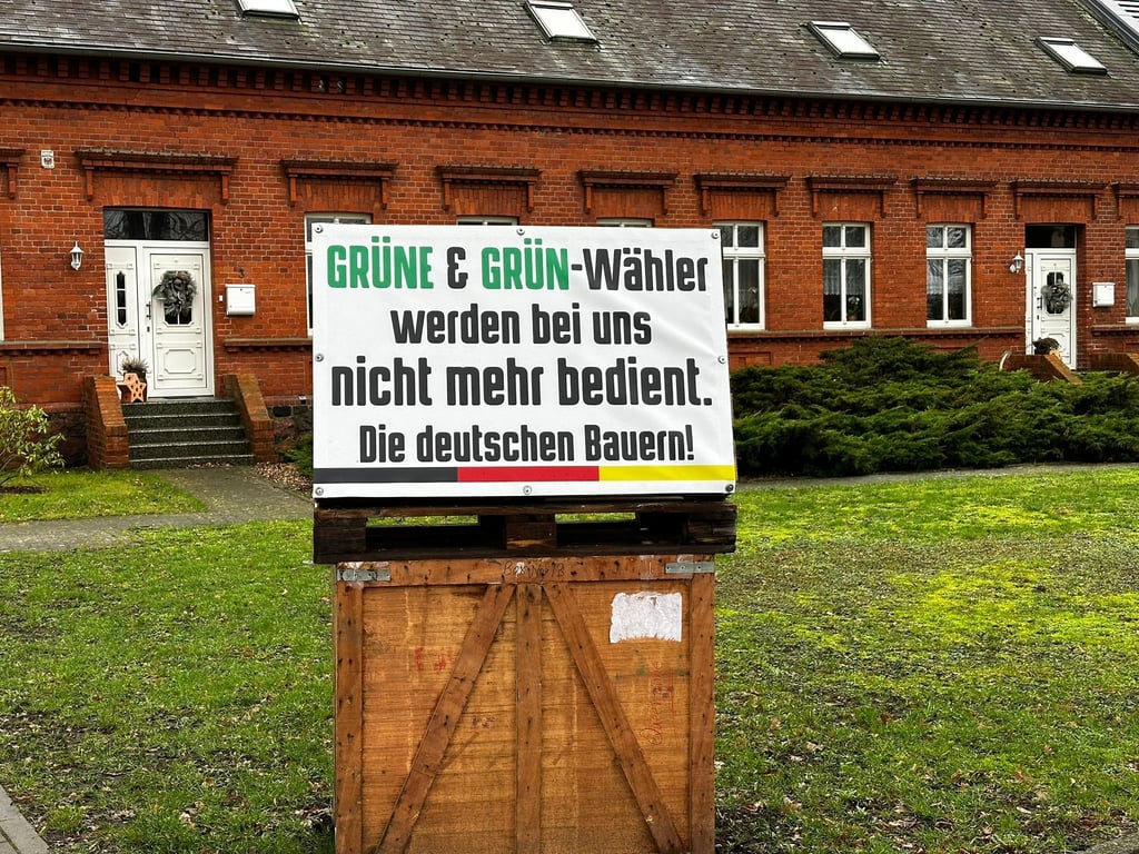 „Grüne und Grüne Wähler werden bei uns nicht mehr bedient“, steht auf einem Plakat in Weisen (Prignitz).