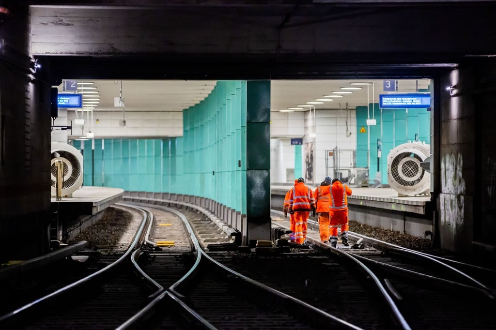 Arbeiter gehen bei einer Baustellen-Begehung des Nord-Süd-Tunnels der Berliner S-Bahn im Gleisbett des Anhalter Bahnhofs.