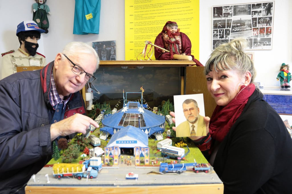 Katrin Hähnel (rechts) zeigt ein Foto ihres Vaters Gert Kreisel. Er hat das Modell des Zirkus Probst gebaut. Gerhard Mette (links) leitet das 1. Magdeburger Circusmuseum.