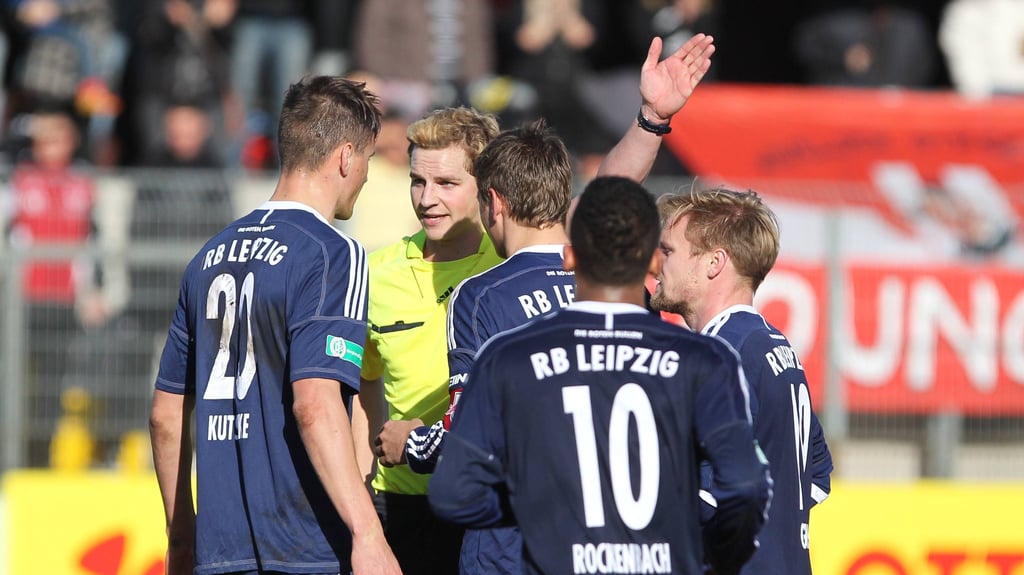 Lange ist es her: 2012 zeigte Schiedsrichter Sören Storks RB-Stürmer Stefan Kutschke die Rote Karte in der Regionalliga. Am Samstag pfeift der Referee das Bundesliga-Duell von Leipzig gegen Borussia Mönchengladbach.