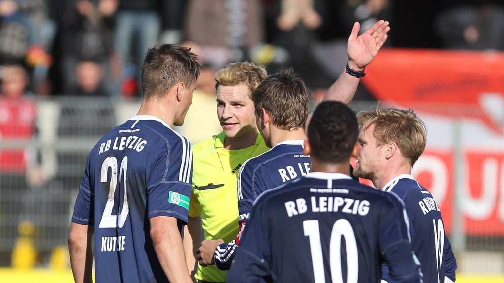 Lange ist es her: 2012 zeigte Schiedsrichter Sören Storks RB-Stürmer Stefan Kutschke die Rote Karte in der Regionalliga. Am Samstag pfeift der Referee das Bundesliga-Duell von Leipzig gegen Borussia Mönchengladbach.