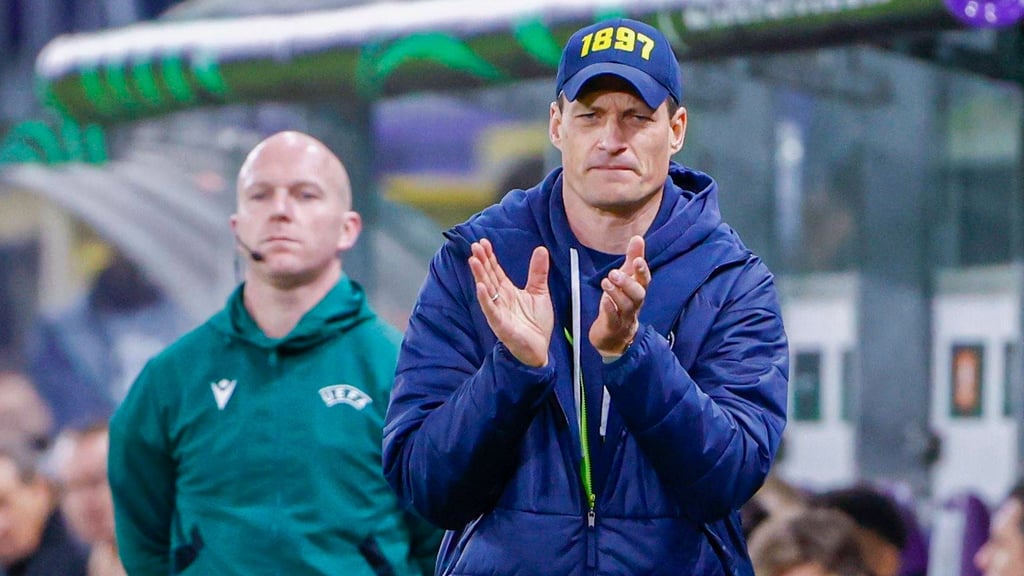 Alexander Blessin freut sich über das Remis gegen die Eintracht.