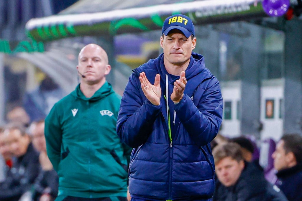 Alexander Blessin freut sich über das Remis gegen die Eintracht.