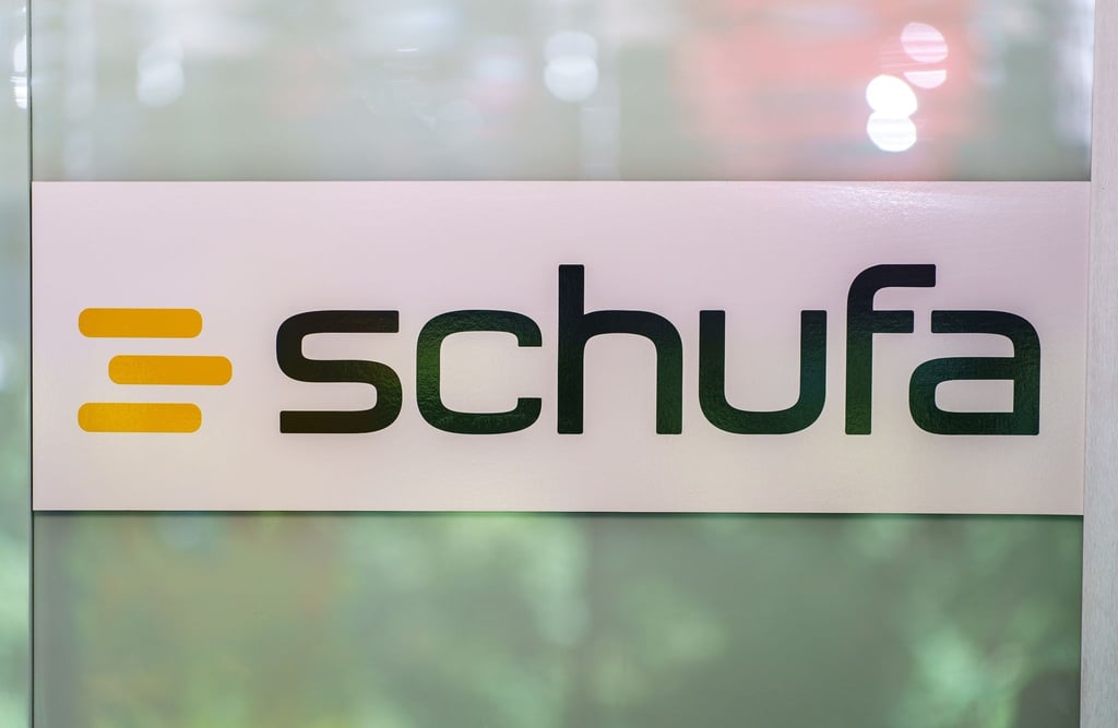 Enthält die Schufa entgegen den Bestimmungen der DSGVO Verbrauchern bei kostenloser Selbstauskunft bestimmte Daten vor? So lautet der Vorwurf der Datenschutz-Organisation Noyb.