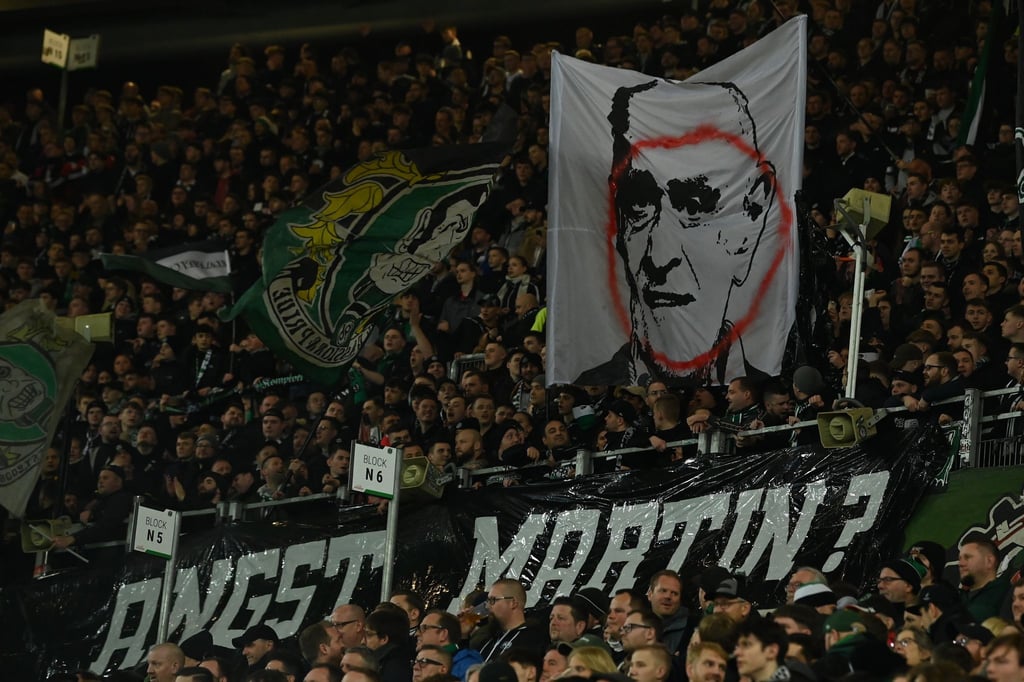 Fans von Hannover 96 zeigen ein Banner.