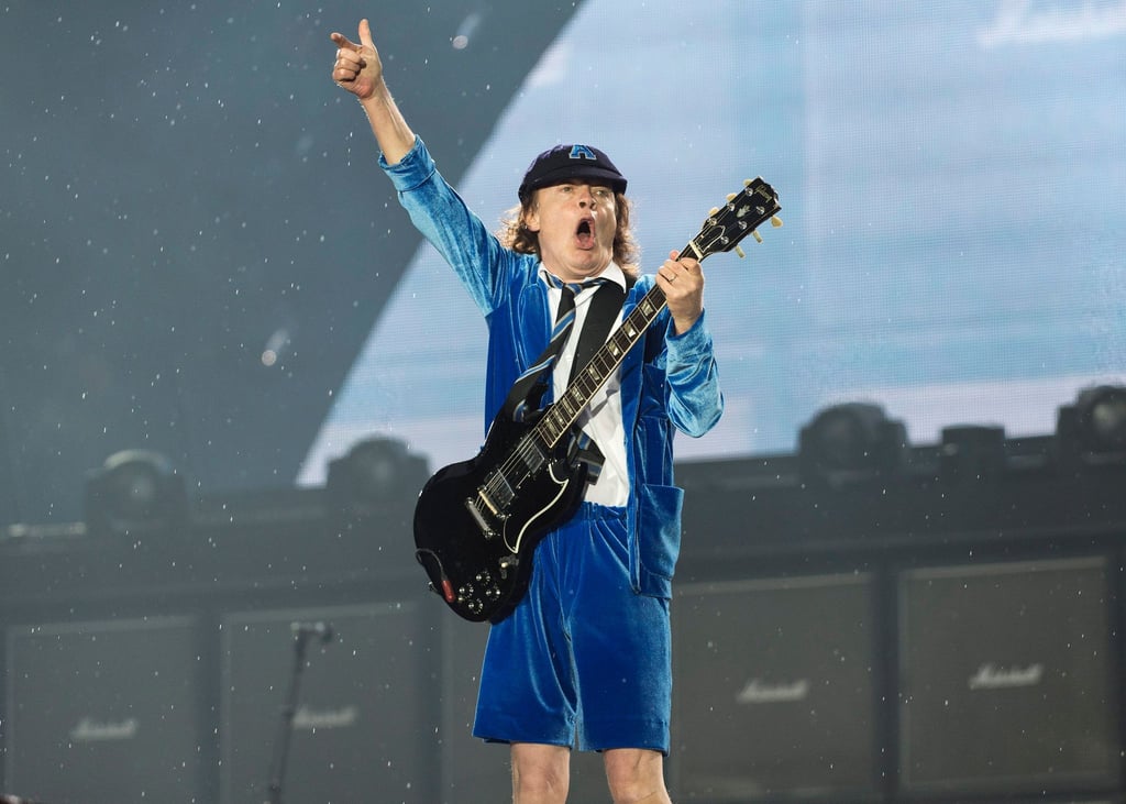 Der australische Gitarrist Angus Young von AC/DC ist auf der Bühne in Aktion.