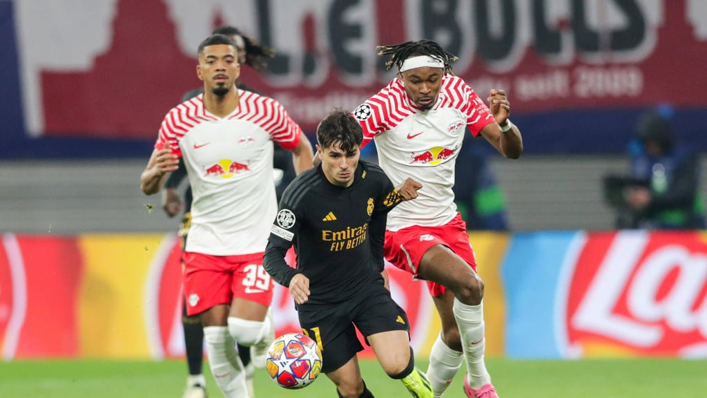 Benjamin Henrichs (l.) und Mohamed Simakan(r.) verfolgen Real-Angreifer Brahim Diaz.