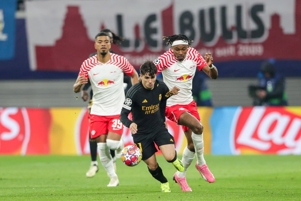 Benjamin Henrichs (l.) und Mohamed Simakan(r.) verfolgen Real-Angreifer Brahim Diaz.