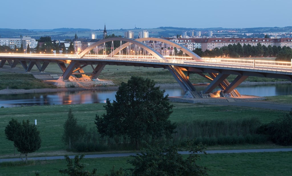 Autos fahren über die Waldschlößchenbrücke.