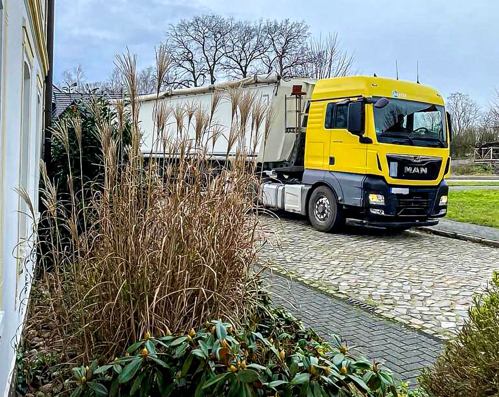 Ganz dicht und oft zu schnell fahren Rübenlaster an den Häusern in Steimke vorbei.