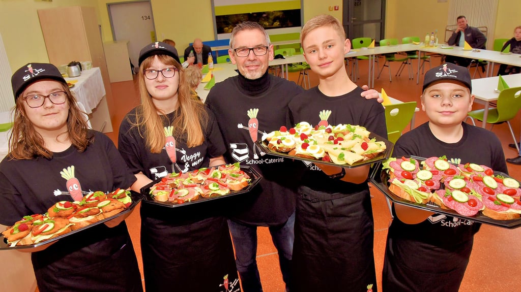 Chantal, Anna-Lena, Schulverwaltungsassistent Torsten Költsch , Fabian und Luca (v.li.) sind die Gesichter hinter der neuen Schülerfirma „Veggy & More“, die nun in der Hettstedter Ganztagsschule „Anne Frank“ gegründet wurde und künftig die kulinarische Pausenversorgung übernimmt.