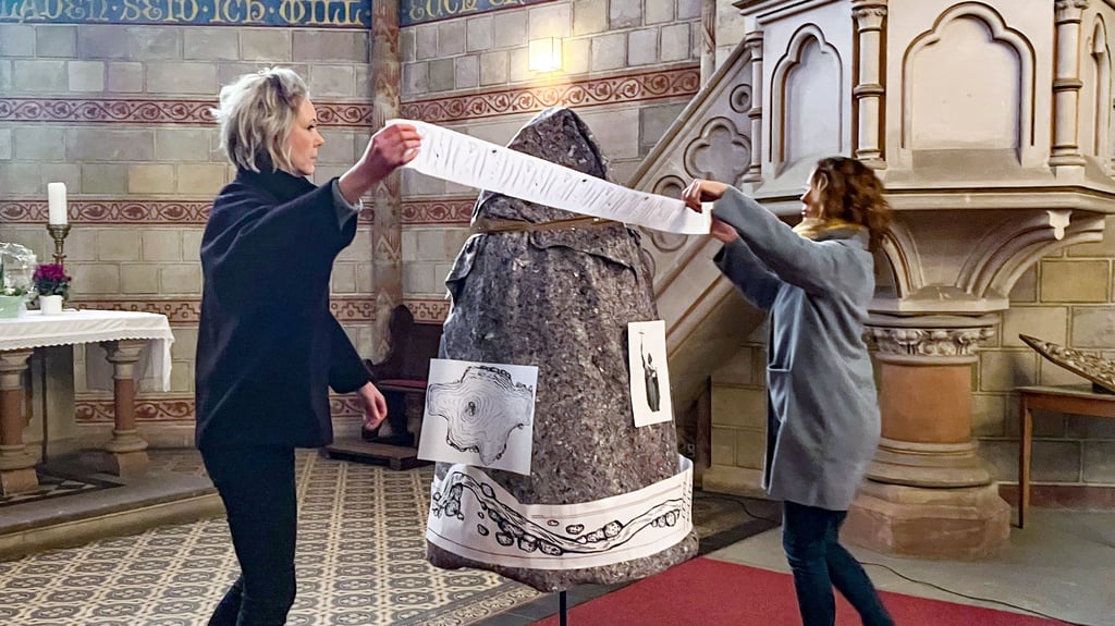 An einem Modell wird gezeigt, wie die neue Glocke der Ditfurter Bonifatiuskirche verziert werden soll.
