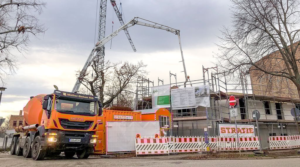 Der Bau des „PalaisQ“ läuft: An der Ecke Adelheidstraße/Steinweg entstehen drei Stadthäuser und ein Mehrfamilienhaus.
