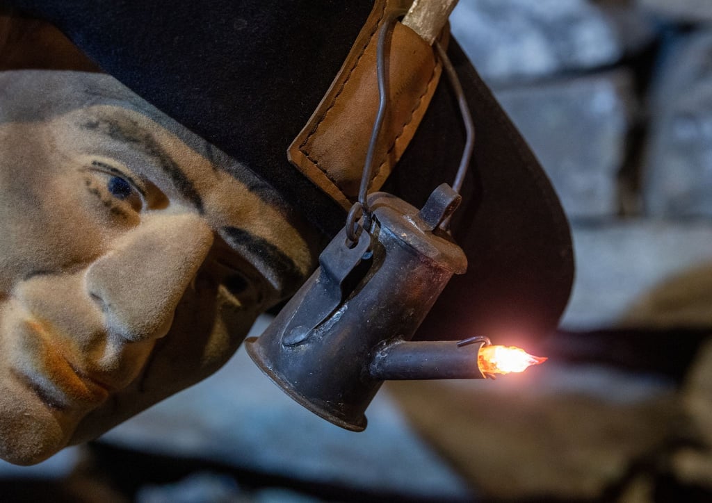 Ein Bergmann mit Grubengeleucht ist im Besucherbergwerk Röhrigschacht in Wettelrode dargestellt.