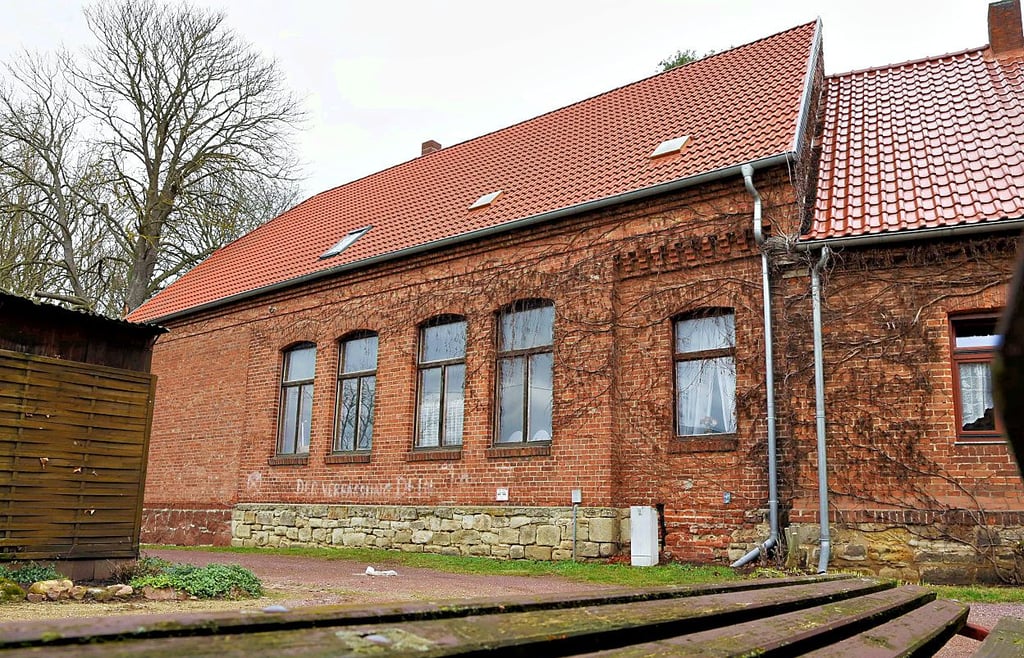 Auch die ehemalige Schule in Thurau steht auf der Liste der Gebäude, die verkauft werden sollen.