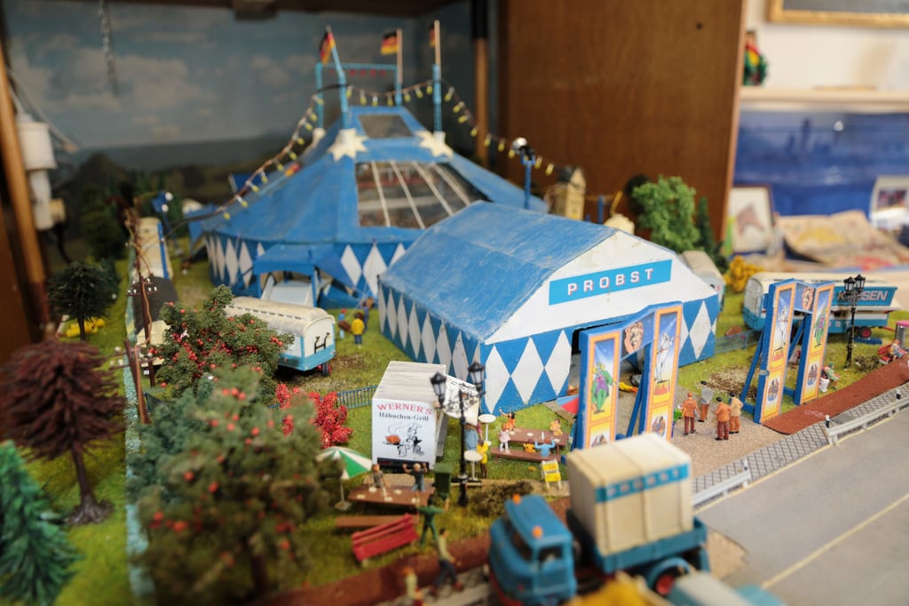 Blick auf den Eingangsbereich zum Zirkus. Hier steht "Werner's Hähnchen-Grill".